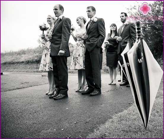 Vestuvių fotografija su skėčiu iš nendrių