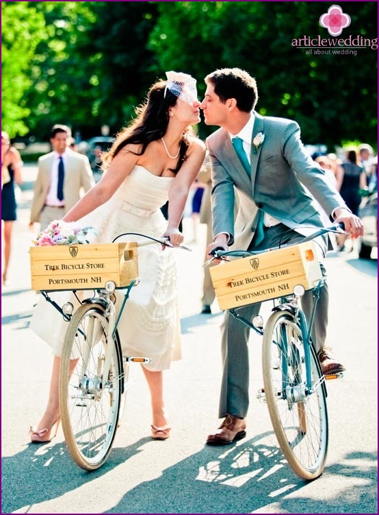 Happy newlyweds on wheels