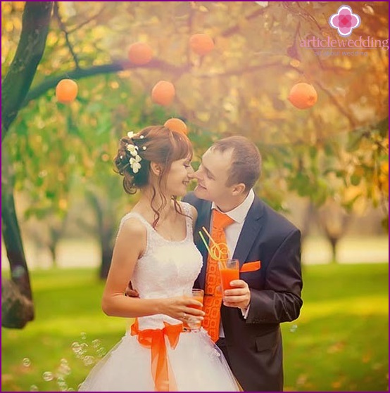 Orange details of newlyweds outfits