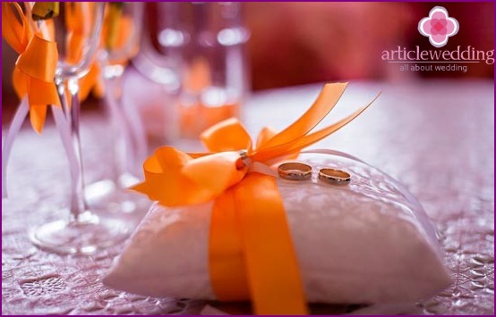 Juicy perspective of an orange wedding