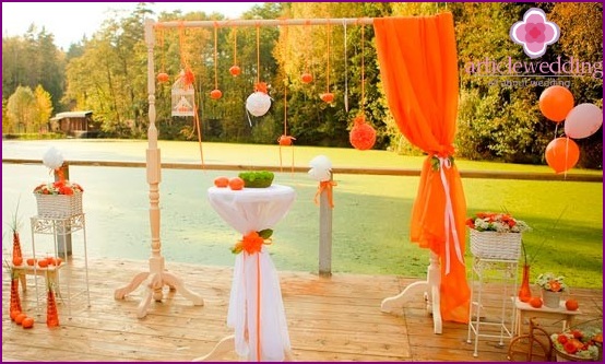 الفروق الدقيقة في حفل زفاف برتقالي