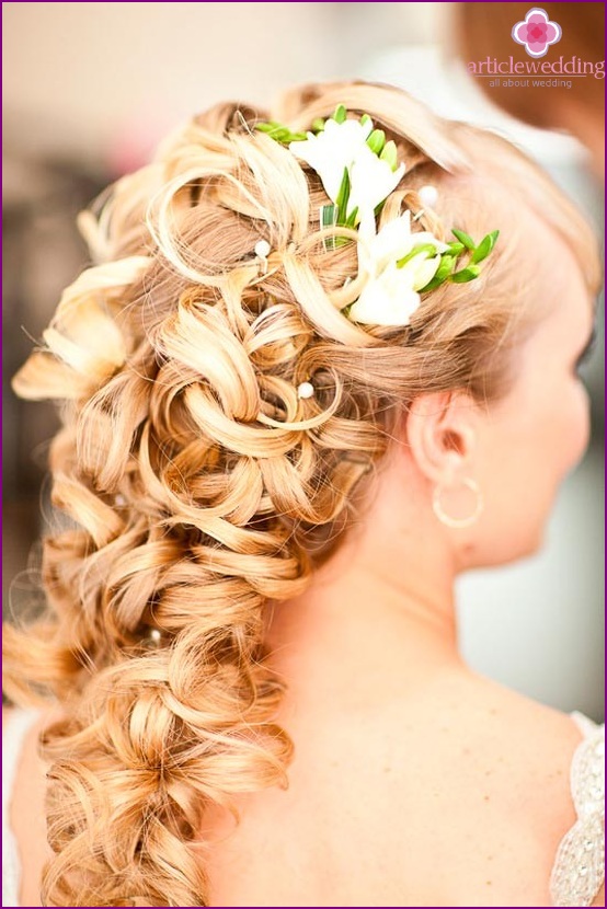 Flores em um penteado de casamento