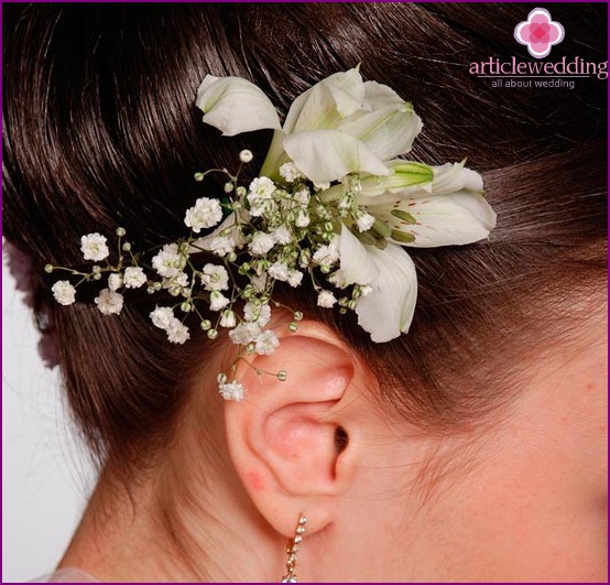 Delicate hairpin made of flowers