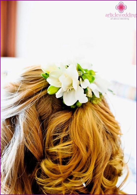 Decorazione di capelli con fiori per un matrimonio