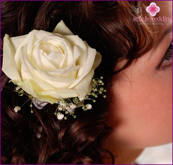 Roses in a wedding hairstyle