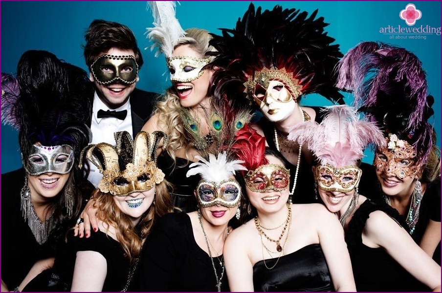 Code vestimentaire pour un mariage masqué