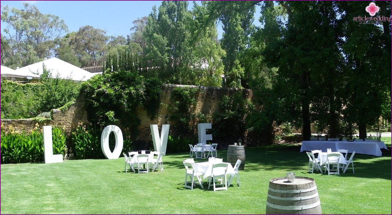 Letras de volume em uma decoração de casamento