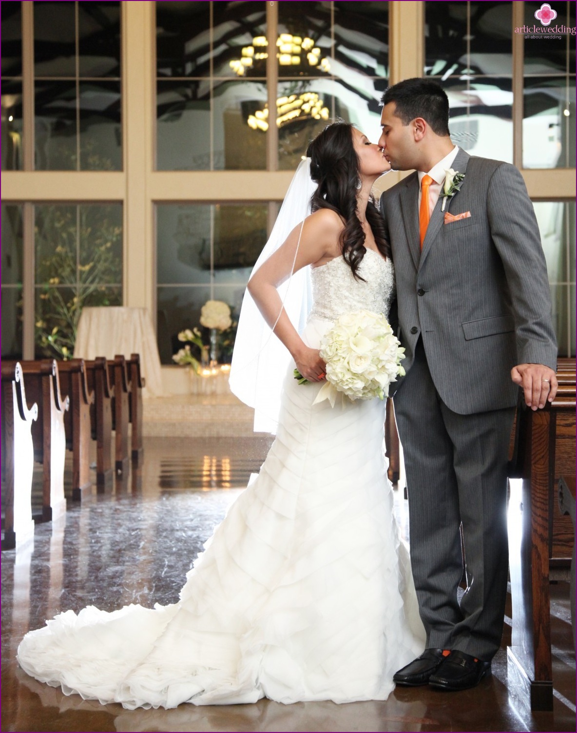 Kläder för bruden och brudgummen för ett tangerinbröllop