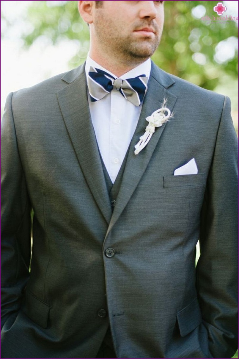 Boutonniere with a marine knot for the groom