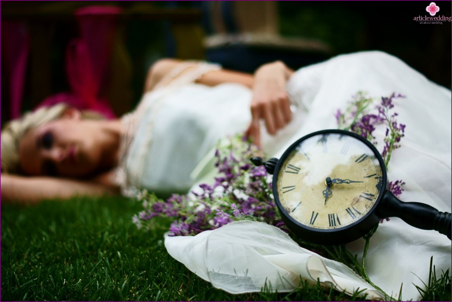 ساعة كإكسسوار لحفل زفاف Alice's Wonderland