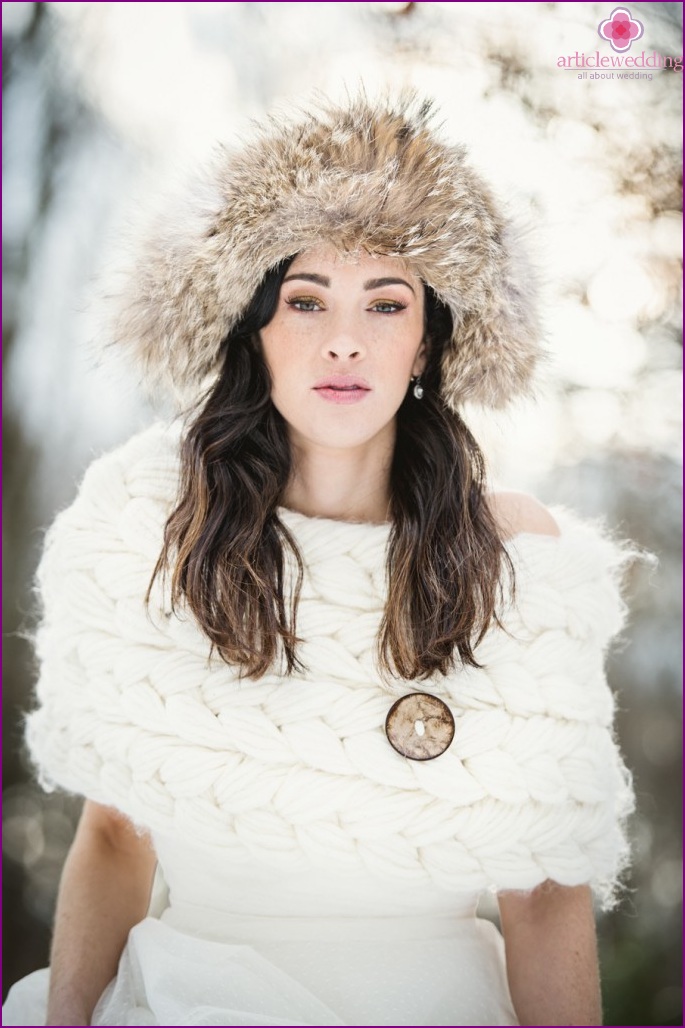 Knitted detail in the image of a bride