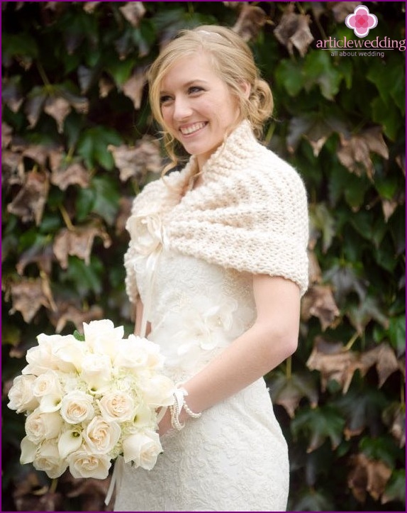 Knitted detail in the image of a bride