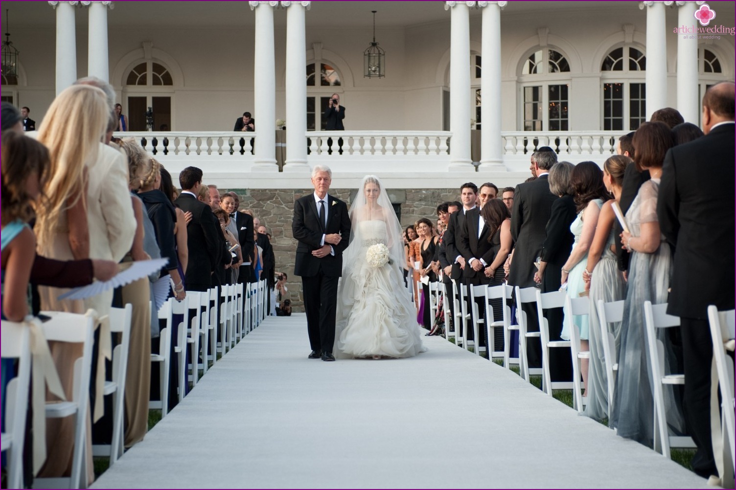 Escort of the bride to the altar