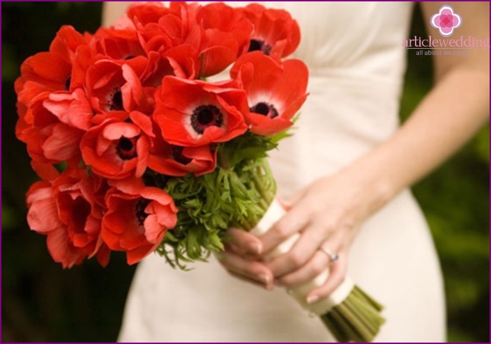 Mariée avec un bouquet de coquelicots