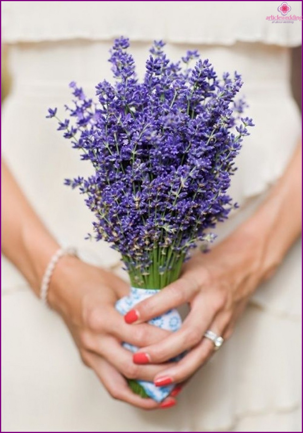 Fleurs dans la coiffure de la mariée