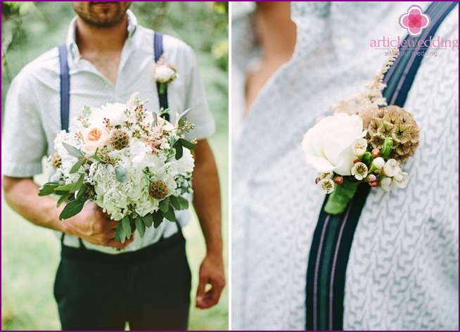 Bouquet e asola dello sposo per un matrimonio nella foresta