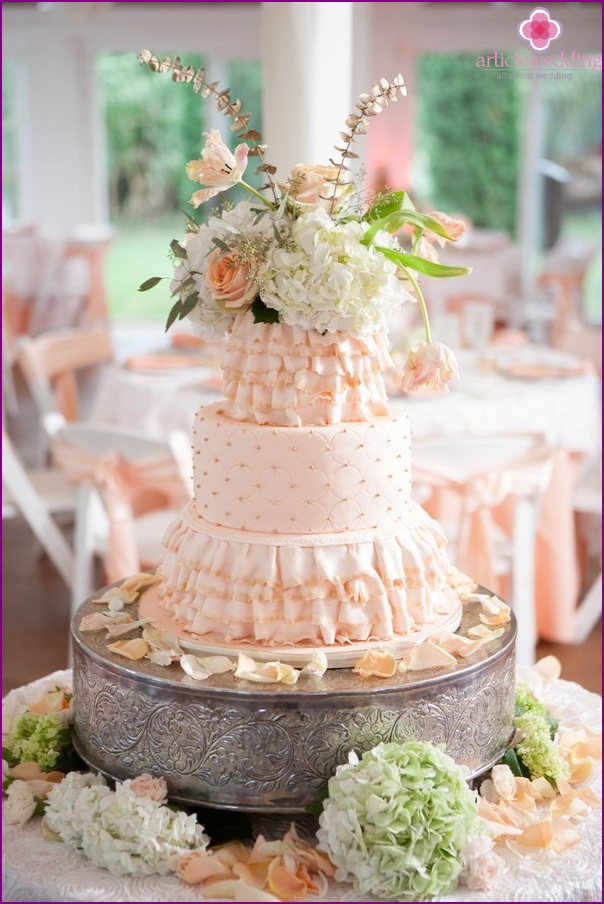 Gâteau original aux fleurs fraîches