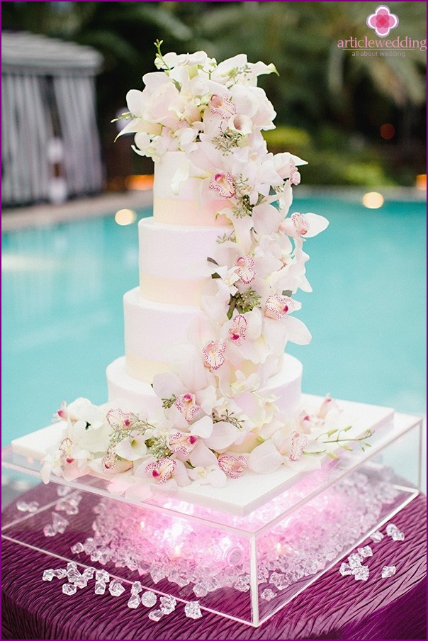 Gâteau de mariage avec des fleurs fraîches