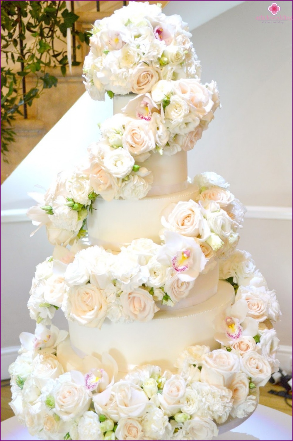 Tårta med rika blommig dekorationer