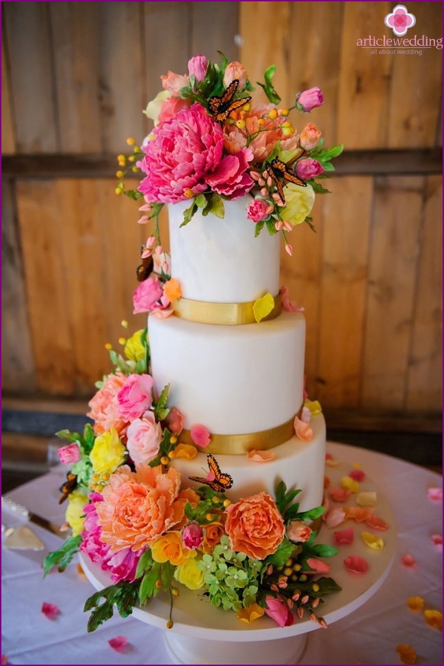 Cake with rich floral decorations