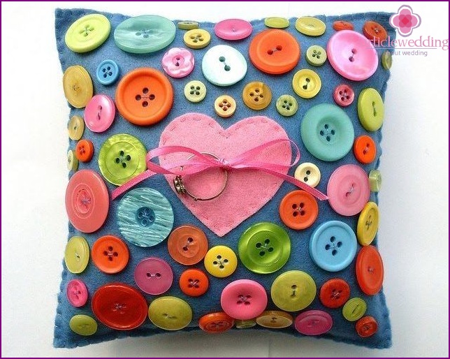 Button ring cushion