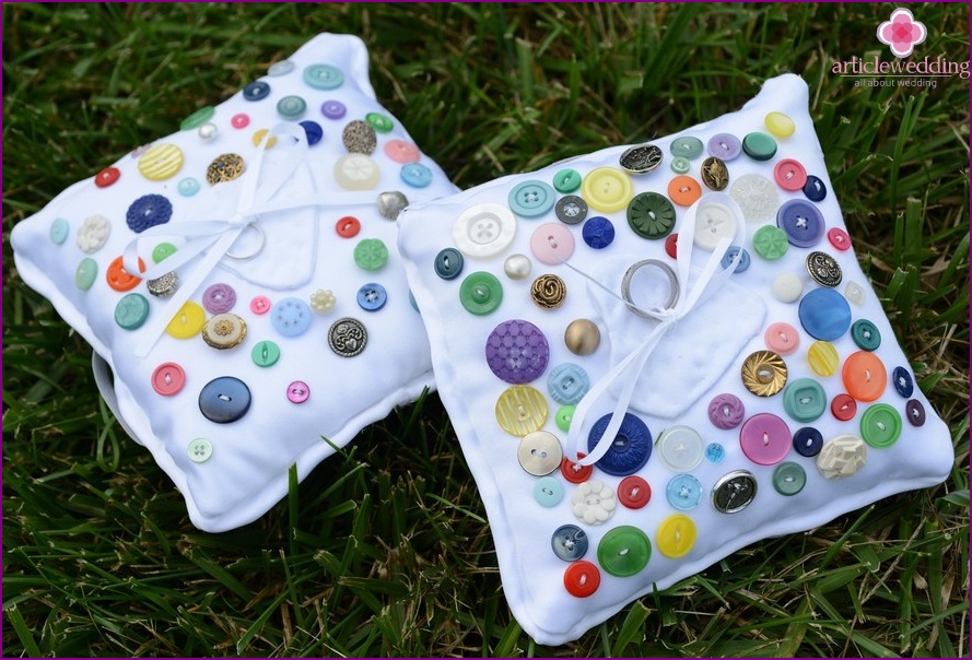 Button ring cushion