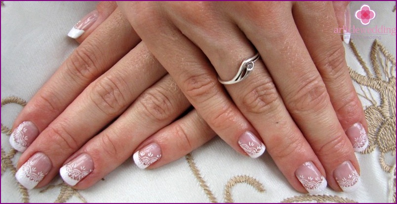 French manicure is a constant trend
