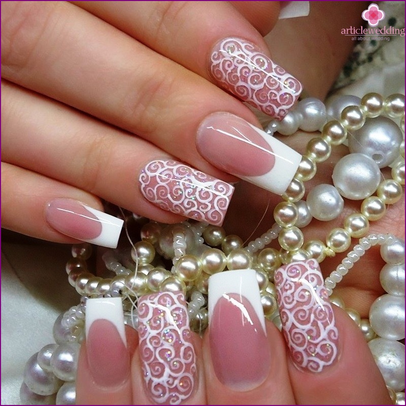 Manicure met prints en tekeningen.