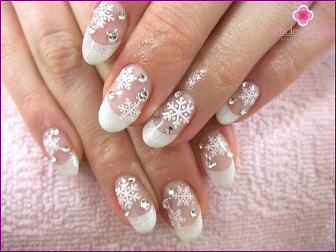 Manicure met prints en tekeningen.