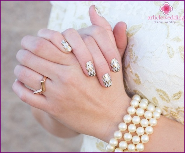 Manicure with prints and drawings.