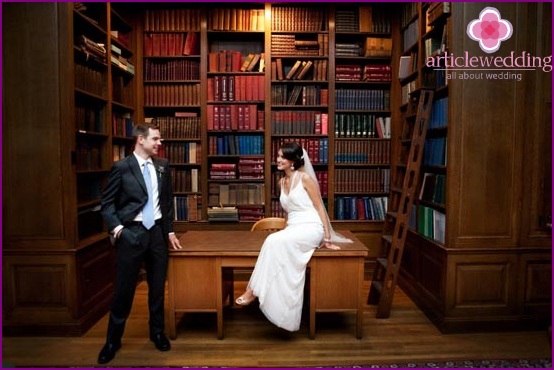 Sessão de fotos de casamento na biblioteca