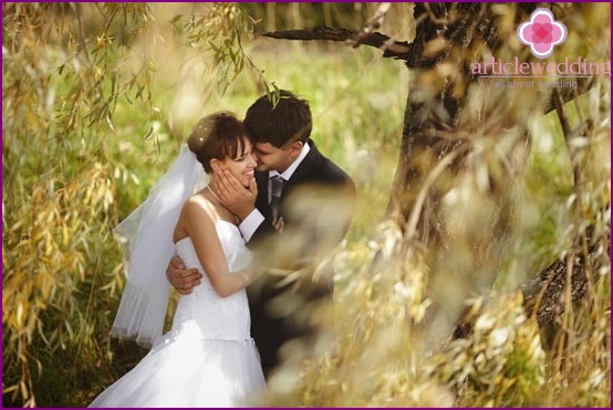 Photographie de mariage dans la forêt