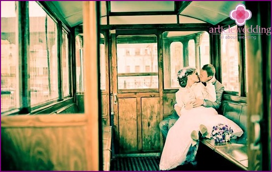 Sessione fotografica di matrimonio in tram