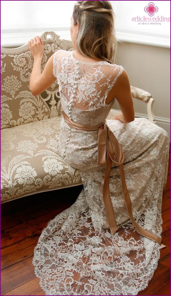 فستان زفاف مع ظهر دانتيل