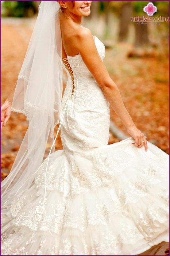 Vestido de novia con cordones en la espalda