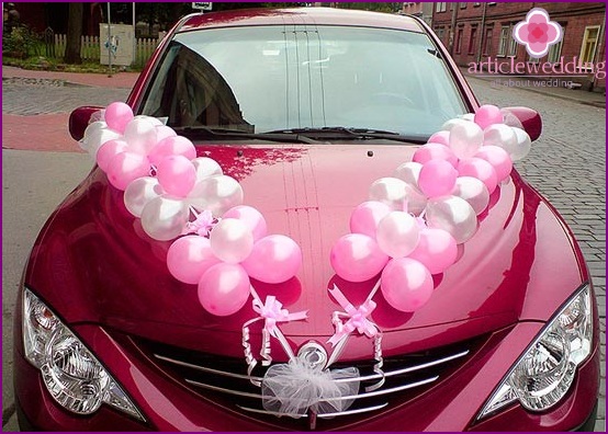 Decoration of wedding cars with balls