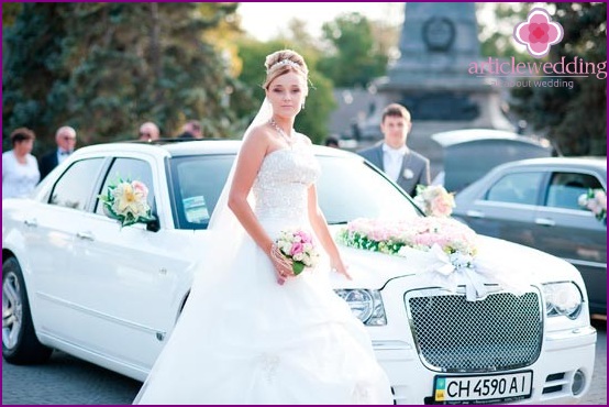 Weißes Hochzeitsauto