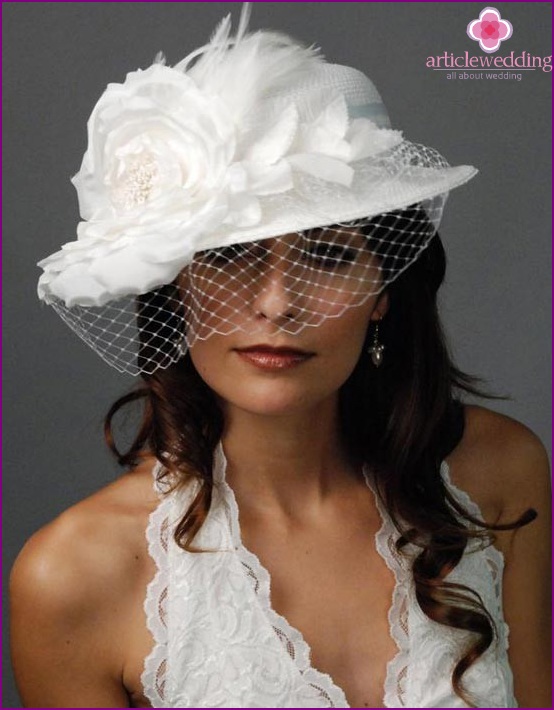 Restraint and sexy wedding cap