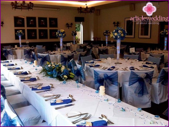 Table setting and decoration in blue