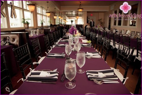 Tablecloths in purple