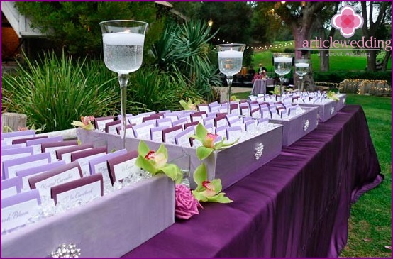 Table decoration in purple