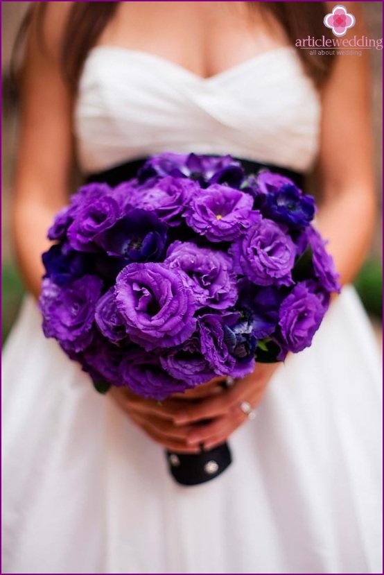 Violett bukett för bruden
