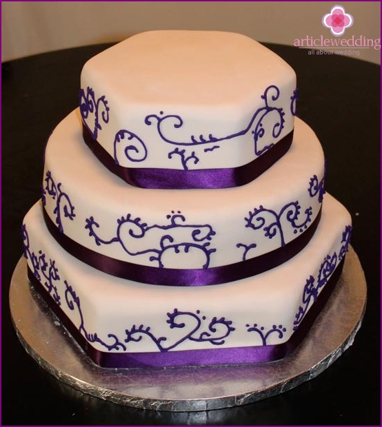 Lila esküvői torta
