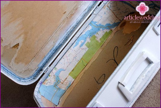 Glue the walls of the suitcase cards