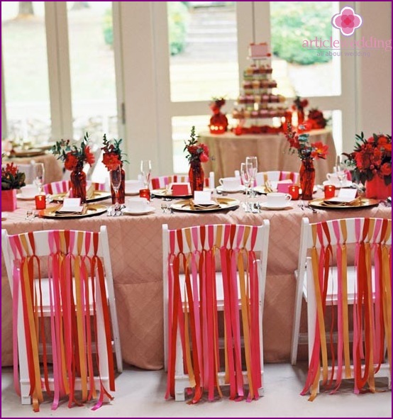 Így néz ki egy piros esküvői asztal