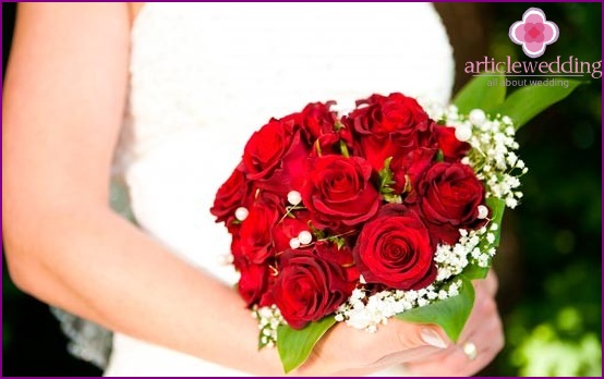 La combinazione di rose rosse e un vestito bianco come la neve