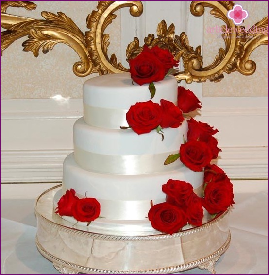 Un bon gâteau de mariage pour un thème rouge