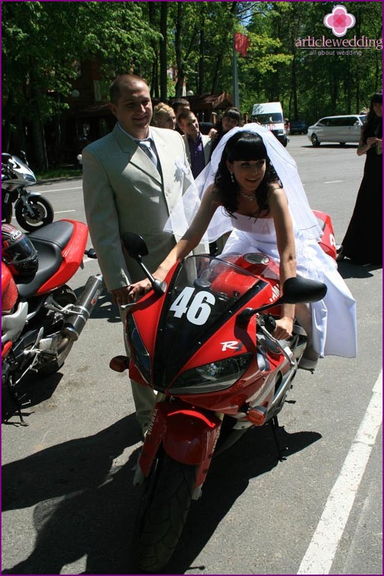 Feliz pareja casada en un monstruo de dos ruedas