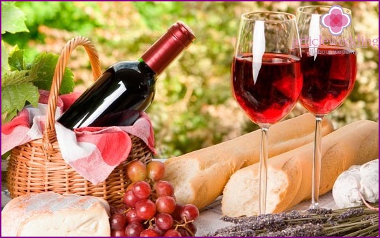 النبيذ الاحمر على الطاولة