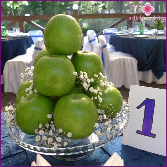 Decorando uma mesa de casamento usando maçãs